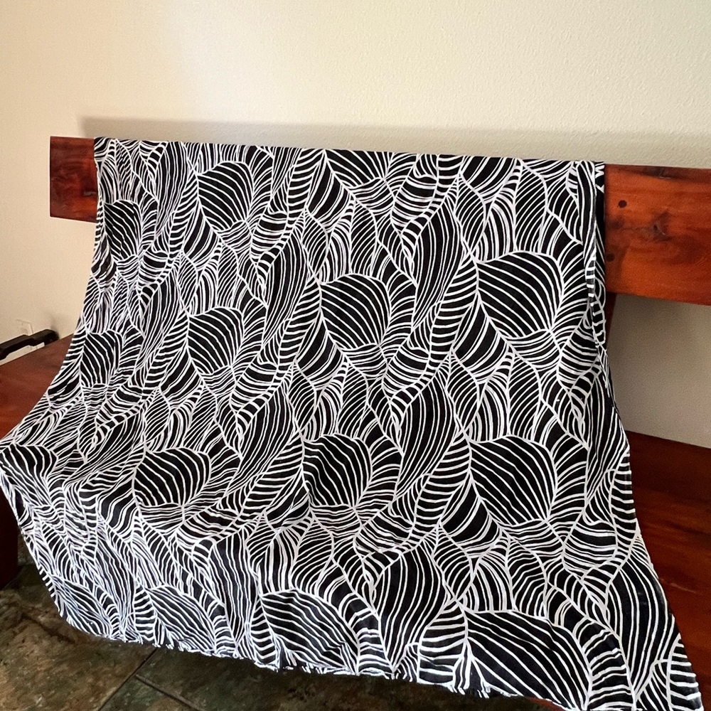 Rayon pareo or wrap.